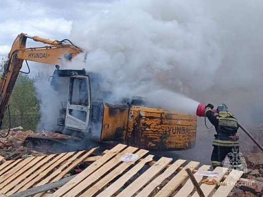 В Фурманове загорелся работающий экскаватор